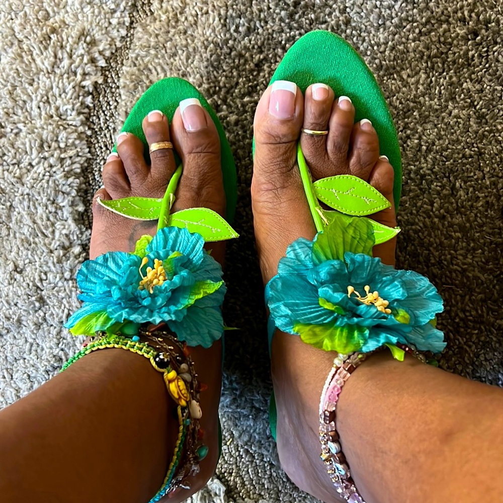 NWOT Super Cute Flower Wedge Sandals